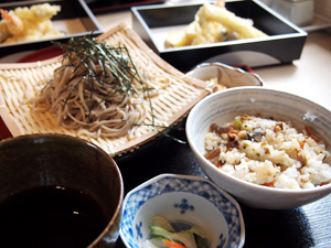 奥京小瀬店　天ぷら蕎麦と炊き込みご飯ランチ