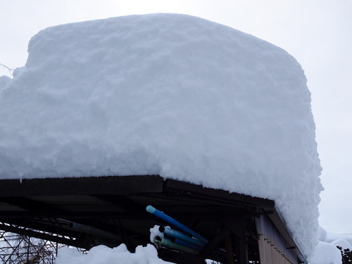 車庫の上に積もった雪