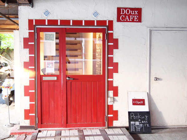 DOux CAFE　赤い扉