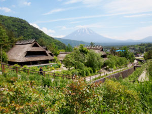 西湖いやしの里根場　茅葺きと富士山