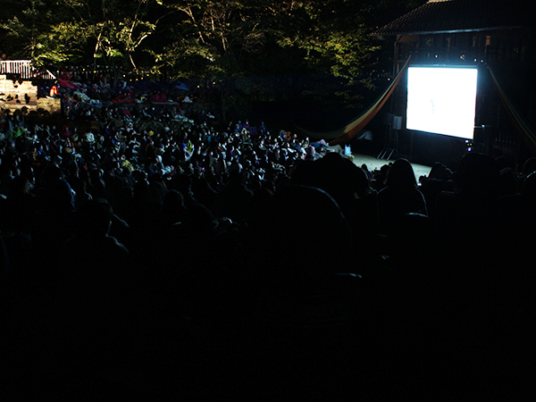 夜空と交差する森の映画祭　森の中のスクリーン