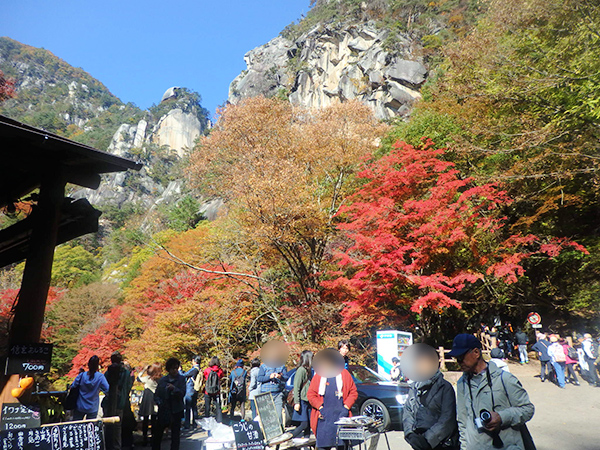 昇仙峡　覚円峰と観光客
