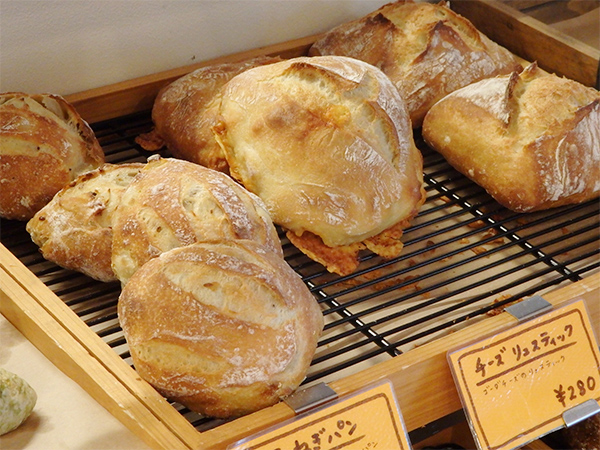 ベーカリーハチ　ハード系パン